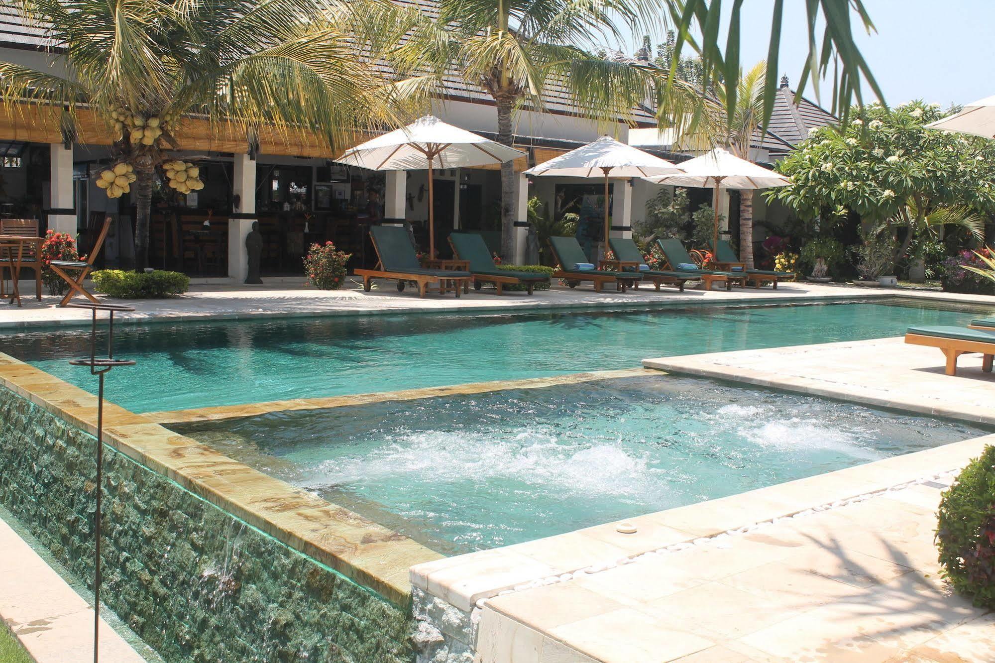 Kelapa Lovina Beach Villa Exterior photo