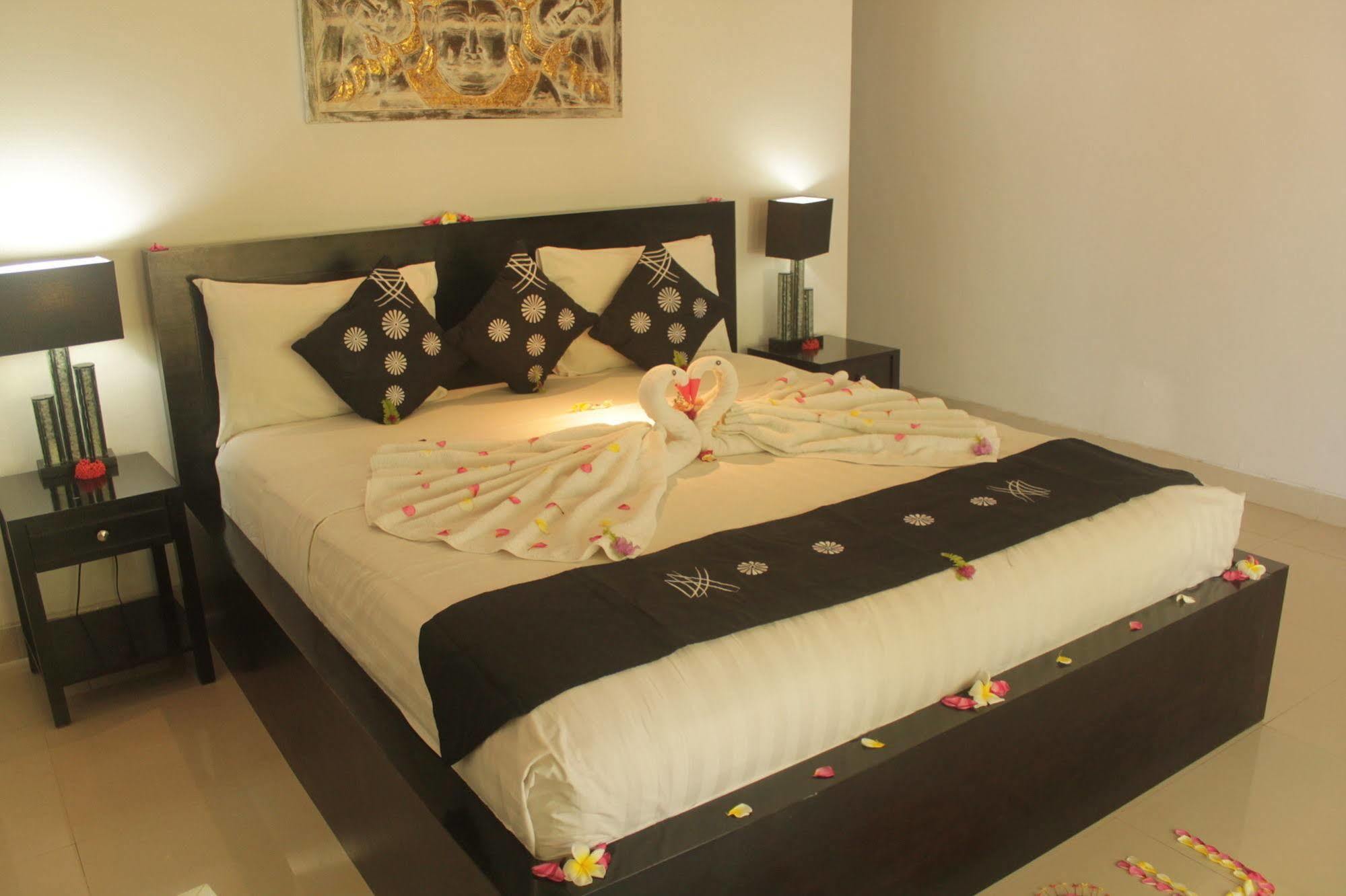 Kelapa Lovina Beach Villa Exterior photo
